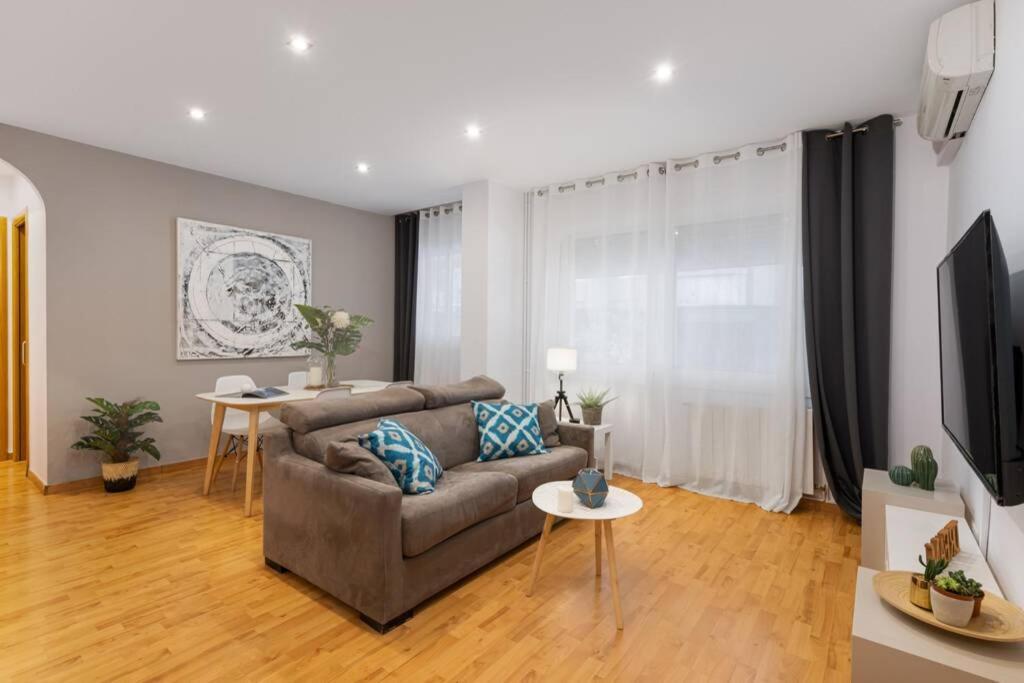 Lodging Apartments Villa De Gracia 2 Bedroom Cozy Apartment برشلونة المظهر الخارجي الصورة